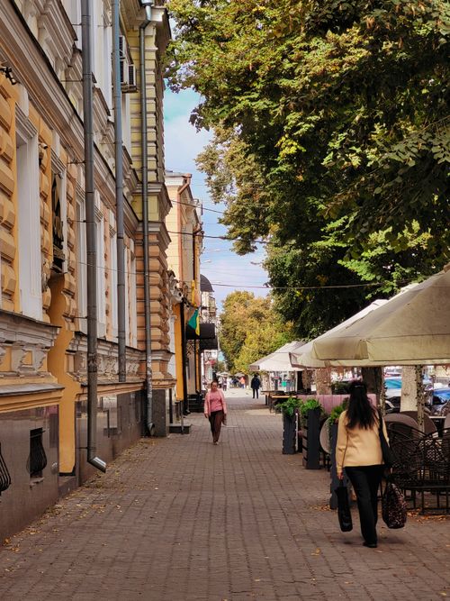 Free Quaint city street with historic architecture and autumn trees, inviting for a leisurely walk. Stock Photo