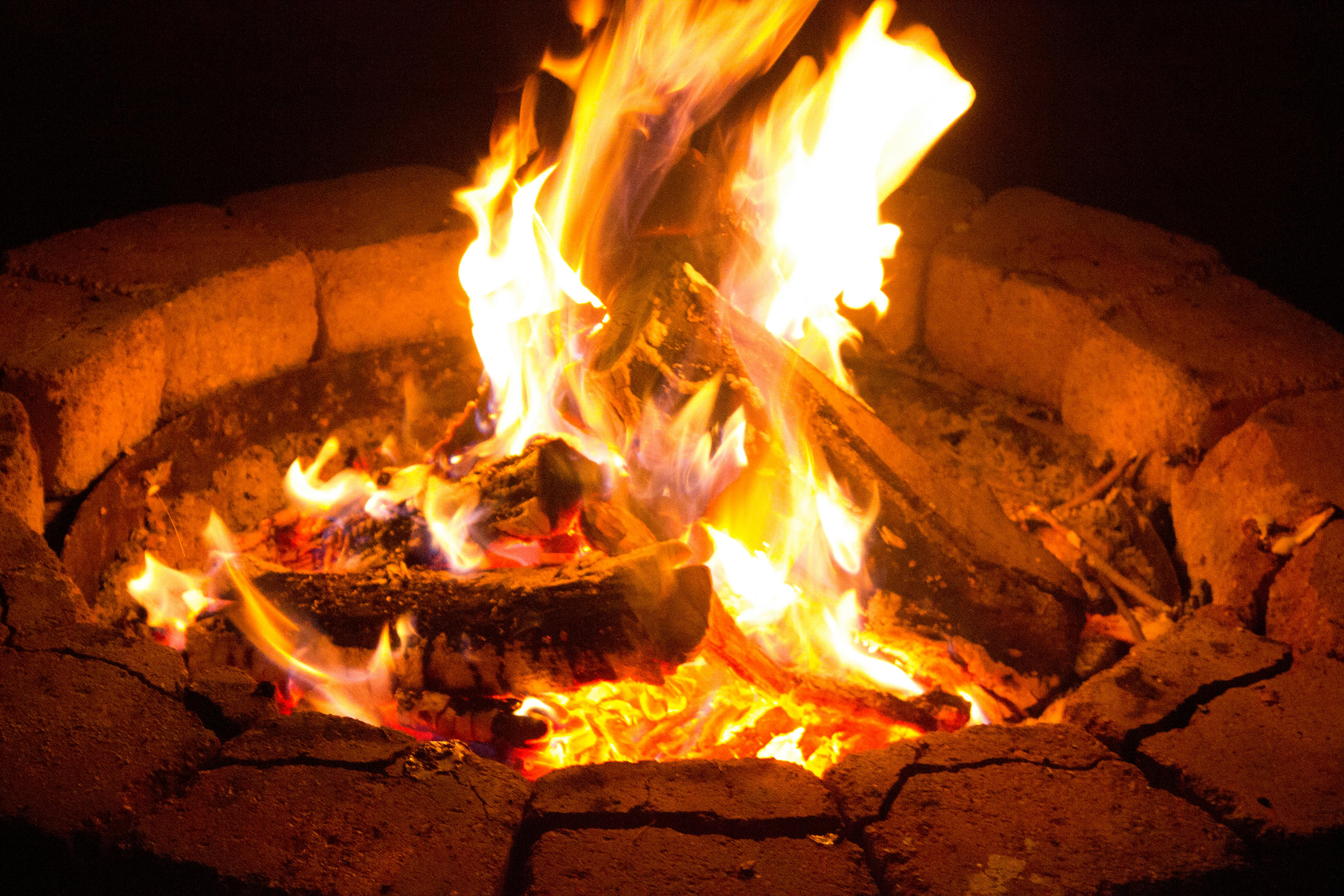 Kostenloses Foto zum Thema: feuer, flammen, lagerfeuer