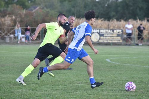 Free Dynamic photo capturing intense moment in a football match outdoors on a grassy field. Stock Photo