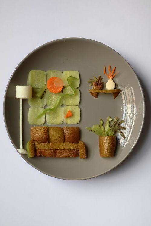 Free Artistic arrangement of vegetables forming a room scene on a plate, combining creativity and food art. Stock Photo
