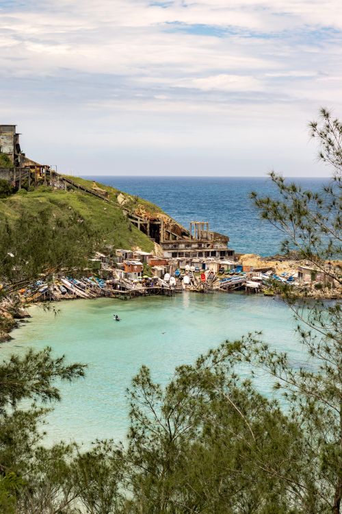 Free Beautiful coastline in Arraial do Cabo, Brazil with clear waters and vibrant greenery. Stock Photo