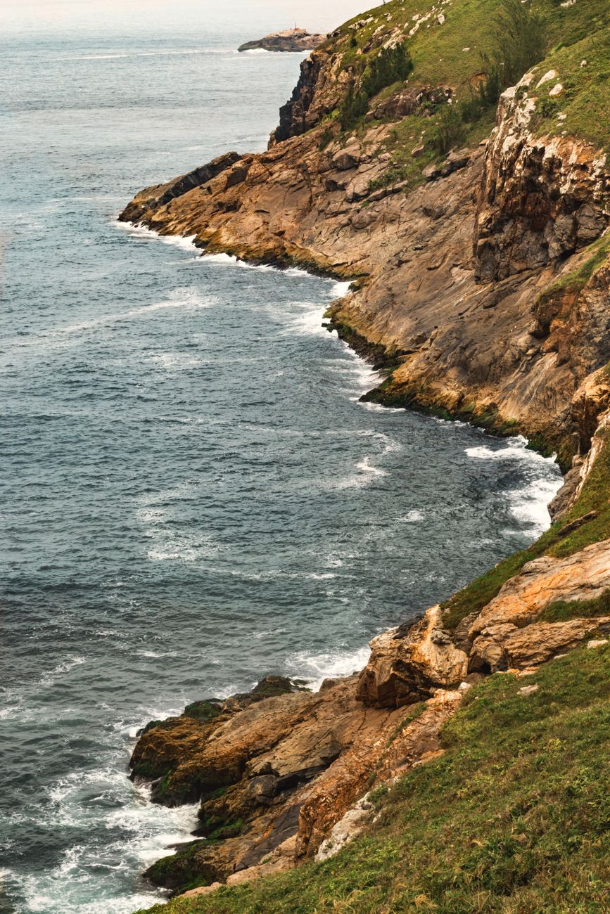 Vista deslumbrante de um litoral rochoso no Brasil, exibindo as ondas do Oceano Atlântico.