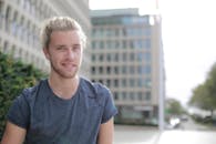 一个英俊的年轻人在城市户外微笑着