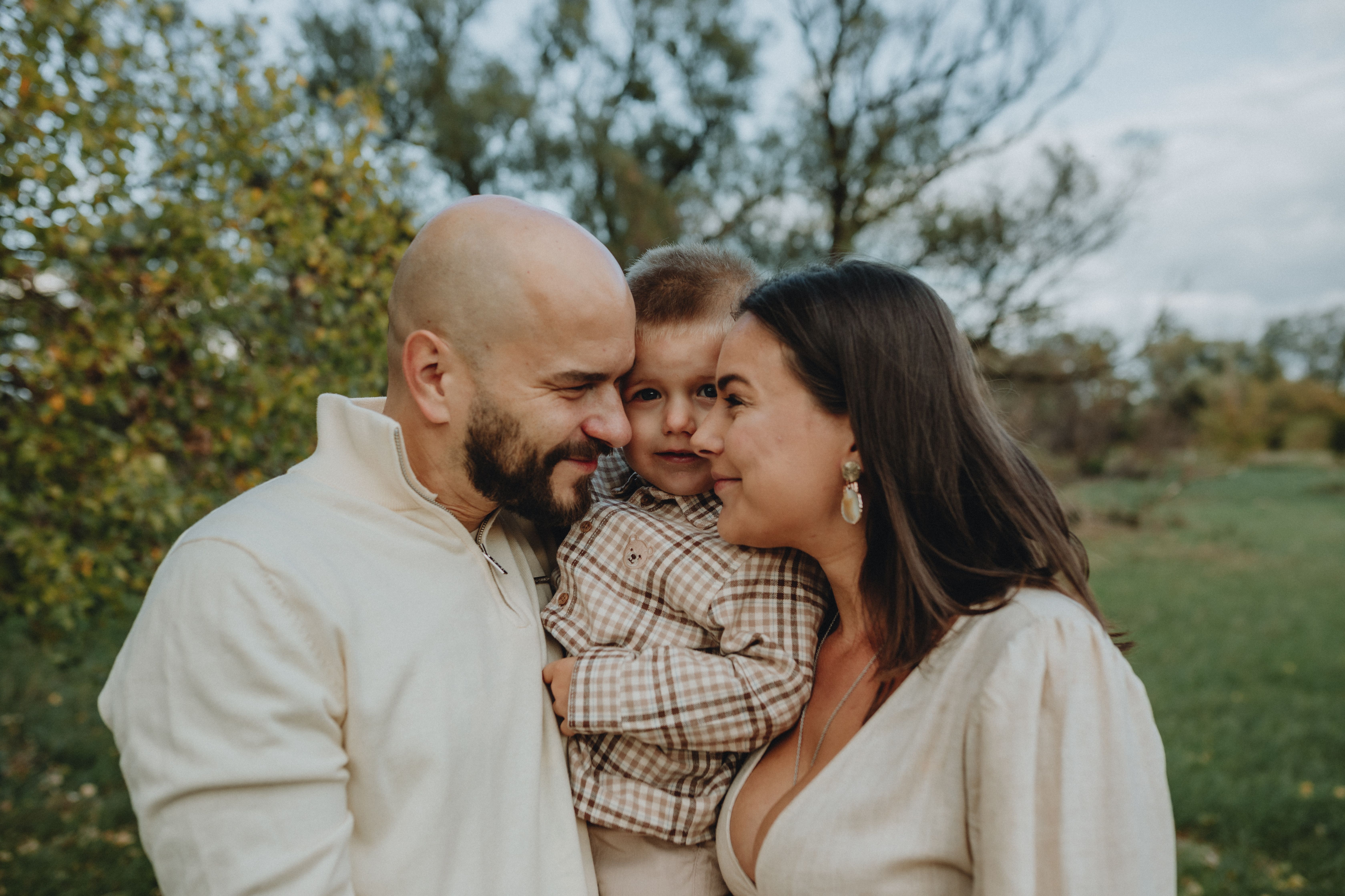 Portrait de famille dans un parc à l’automne