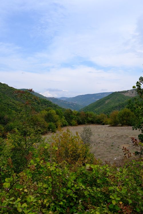 Free Lush green valleys and rolling hills under a clear sky in Orhaneli, Bursa, Türkiye. Stock Photo
