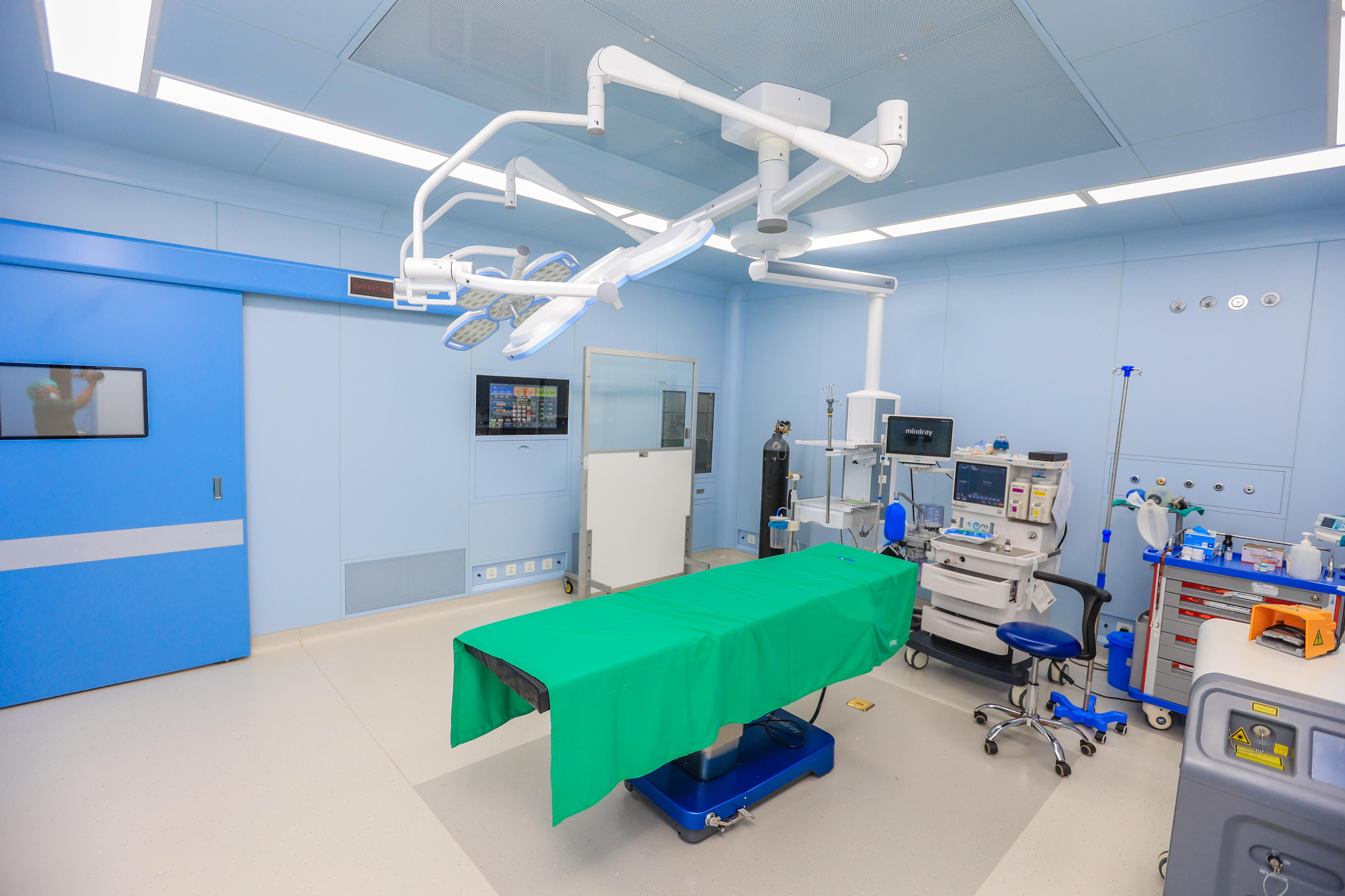 Operation theatre with ceiling pendants, surgical lights and an OT table