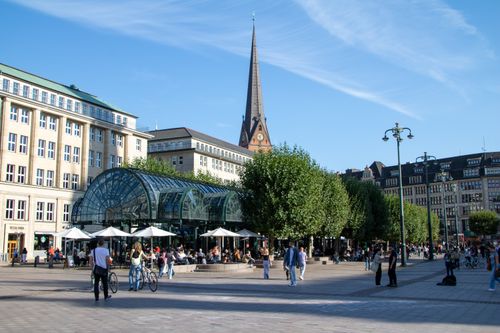 Free Sunny day at Hamburg's town hall square with bustling tourists and historic architecture. Stock Photo