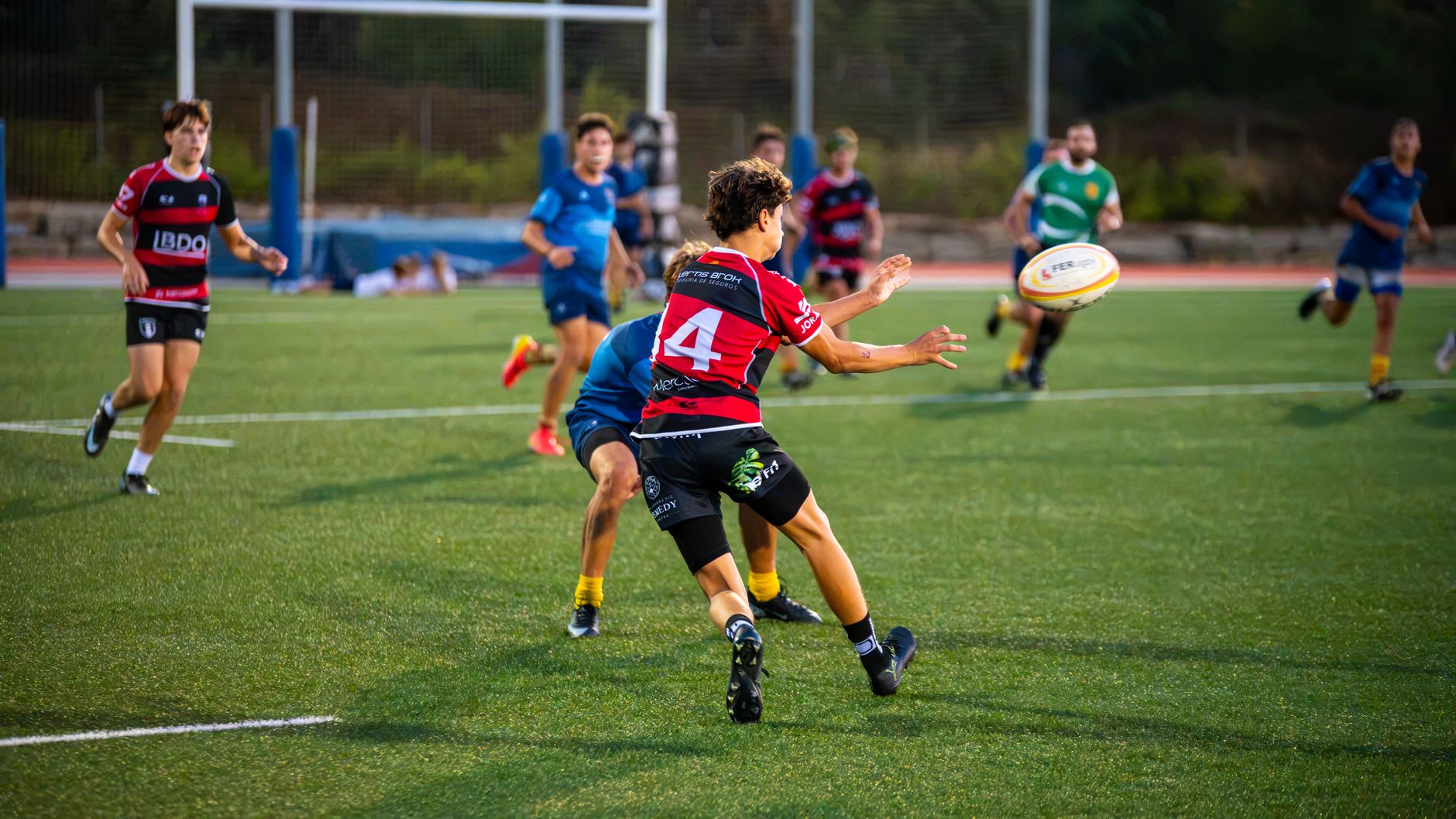 Rugby ligi maçında mücadele eden oyuncular