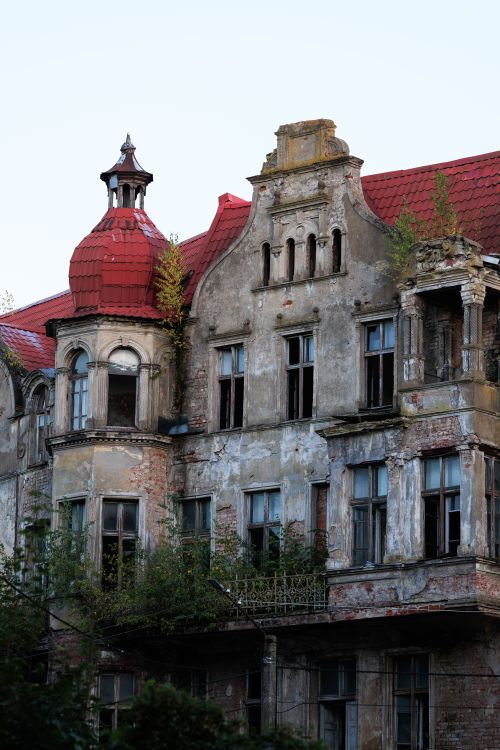 Free Abandoned historic building in Sovetsk, Kaliningrad with red roof and architectural decay. Stock Photo