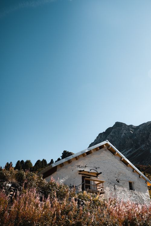 Free Discover a serene cabin amidst the stunning alpine beauty of Anniviers, Valais, Switzerland. Stock Photo