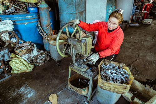 Free A woman grinding metal pieces in a workshop, showcasing industrial work and machinery usage. Stock Photo