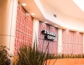 墨西哥城的星巴克咖啡店拥有时尚的室内设计，墙上布满充满活力的图案