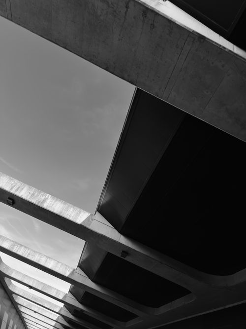 Free Black and white photo of a modern concrete architectural structure with dynamic lines. Stock Photo