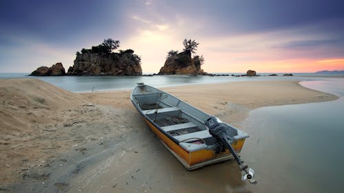 Ancoragem De Barco Cinza E Marrom Na Praia