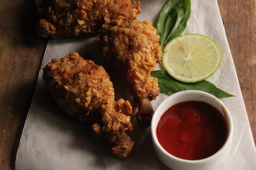Free Delicious crispy fried chicken pieces served with lime and tangy dipping sauce. Stock Photo