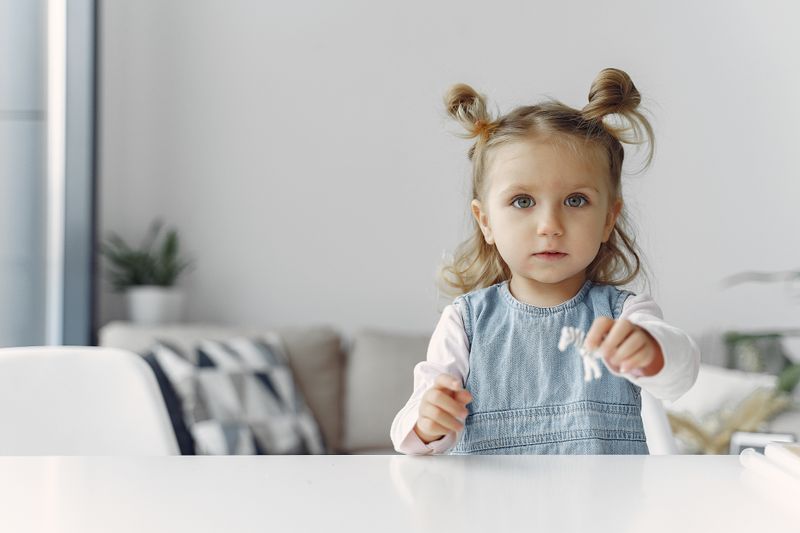 Niño con pediatra en consulta médica