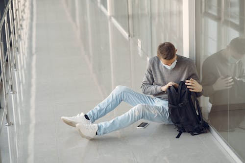 Fotos de stock gratuitas de adentro, desgaste, esperando