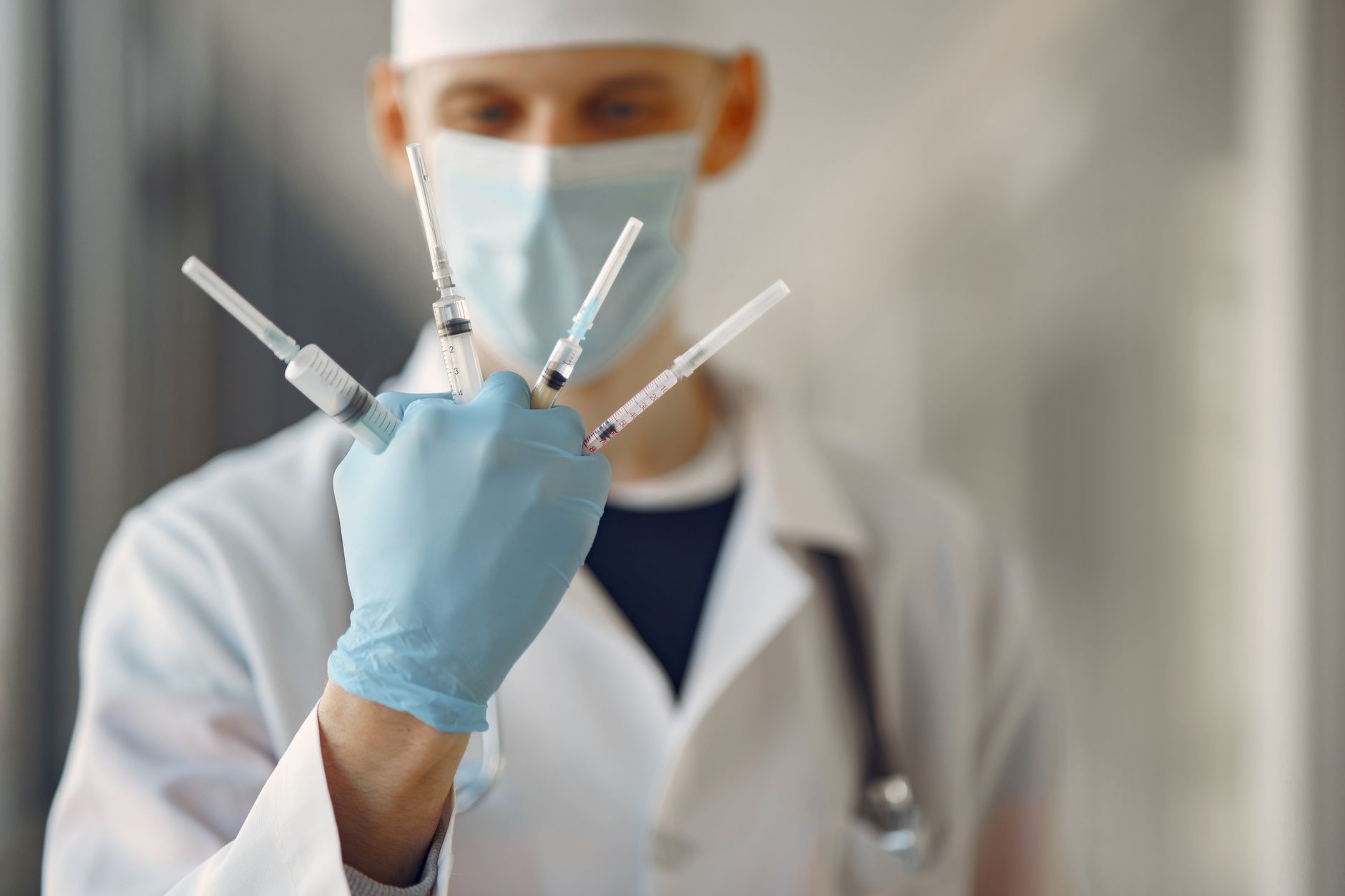 Os médicos falsos feitos por IA que viralizam entre idosos no Brasil