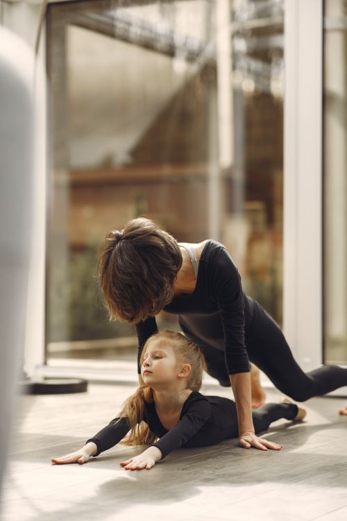 Free A mother and daughter engage in a yoga session, promoting family bonding and well-being. Stock Photo