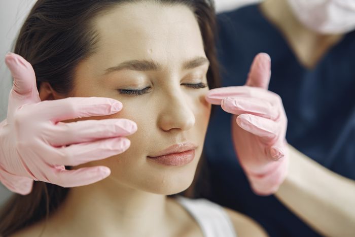 Ruhemoment während der Kosmetikbehandlung bei Emma Elite Cosmetic