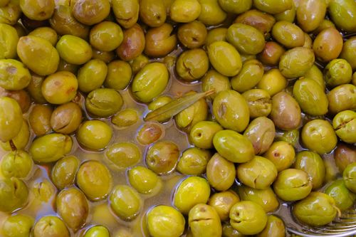 Free Close-up of fresh green olives soaking in brine, captured in İzmir, Türkiye. Stock Photo