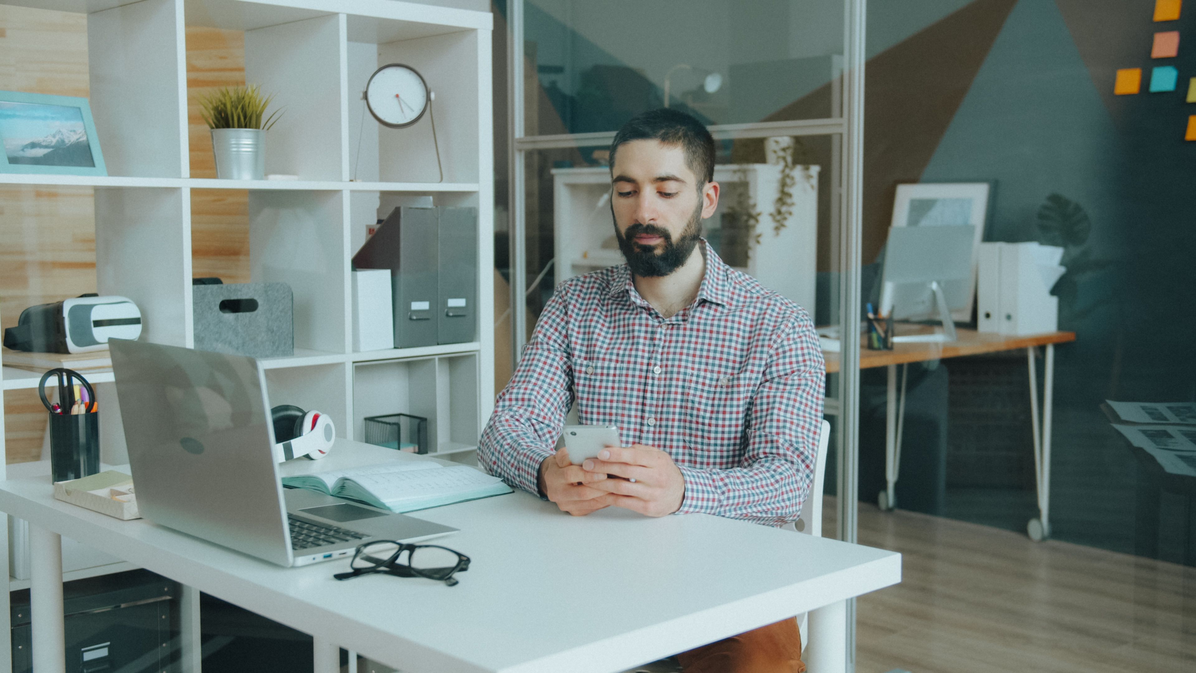 APAC Buy-Side Firms Embrace AI, Automation To Optimize Business Processes — Photo by Vitaly Gariev on Pexels