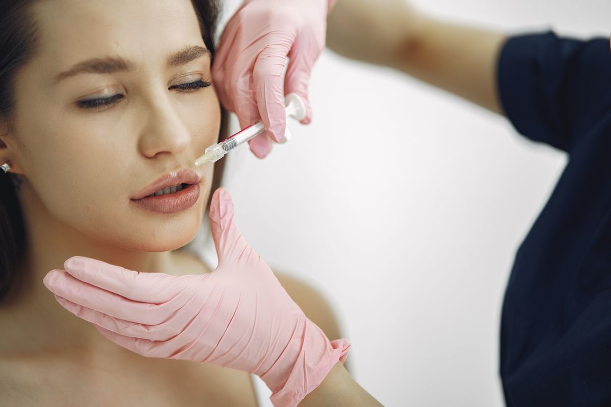 Aplicación de tratamiento inyectable facial en cabina clínica de Skinical