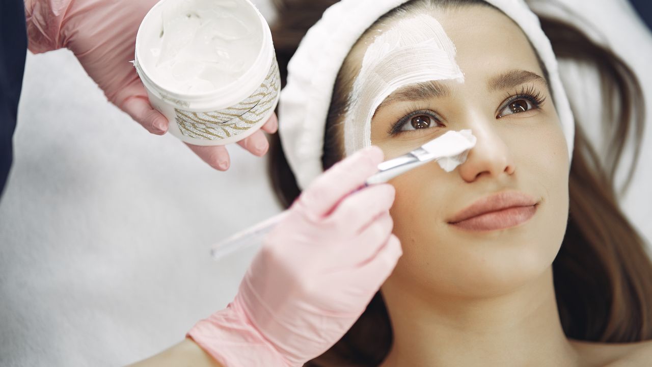 A Segurança do Peeling Elétrico em Bauru: Riscos e Cuidados Essenciais - Augusta Perfection