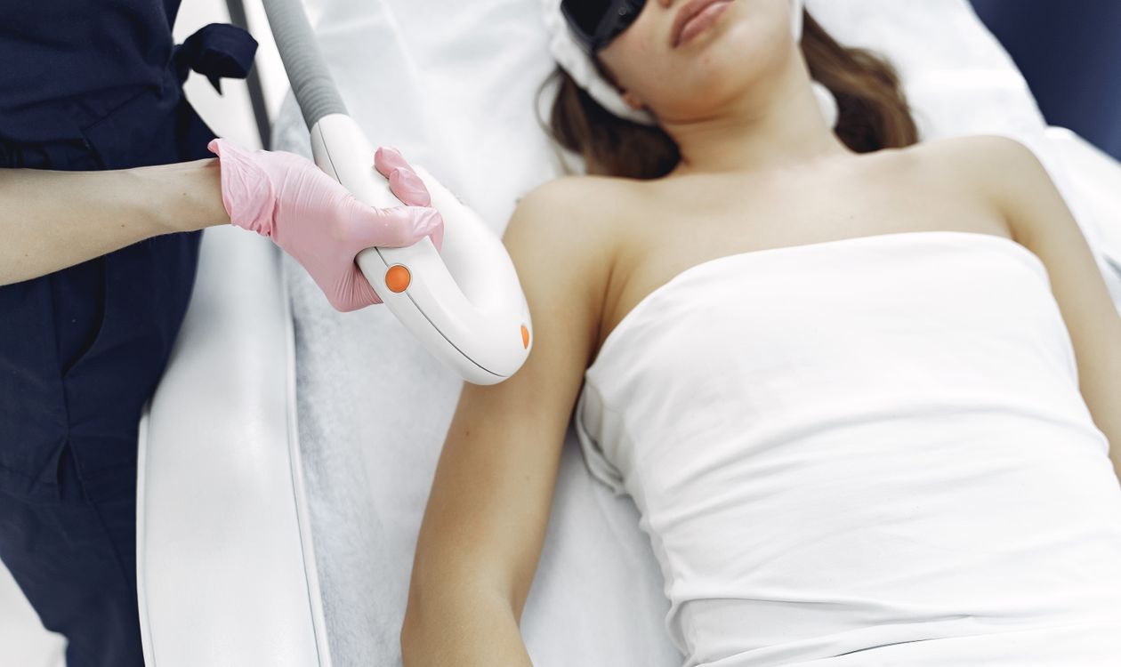 Profesional con guantes utilizando equipo de medicina estética facial en Sapphira Privé Montecarmelo