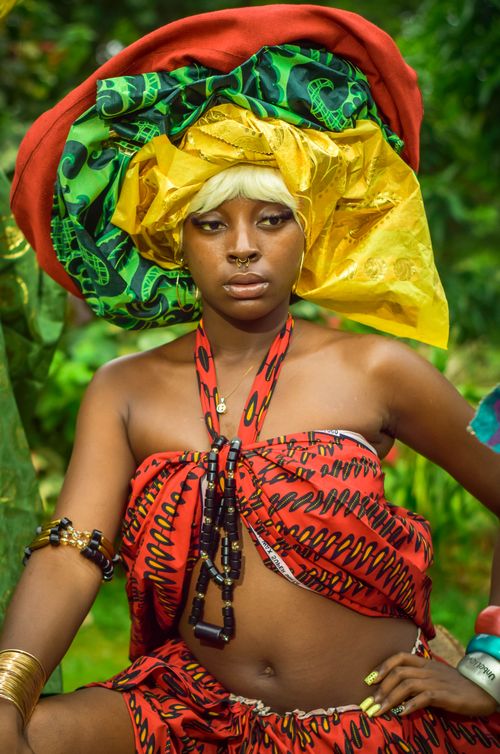 Free Captivating portrait of a woman in traditional African attire featuring bold colors and patterns. Stock Photo