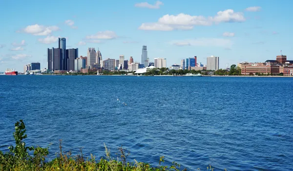 Les tours de Detroit vues de l'autre rive de la rivière