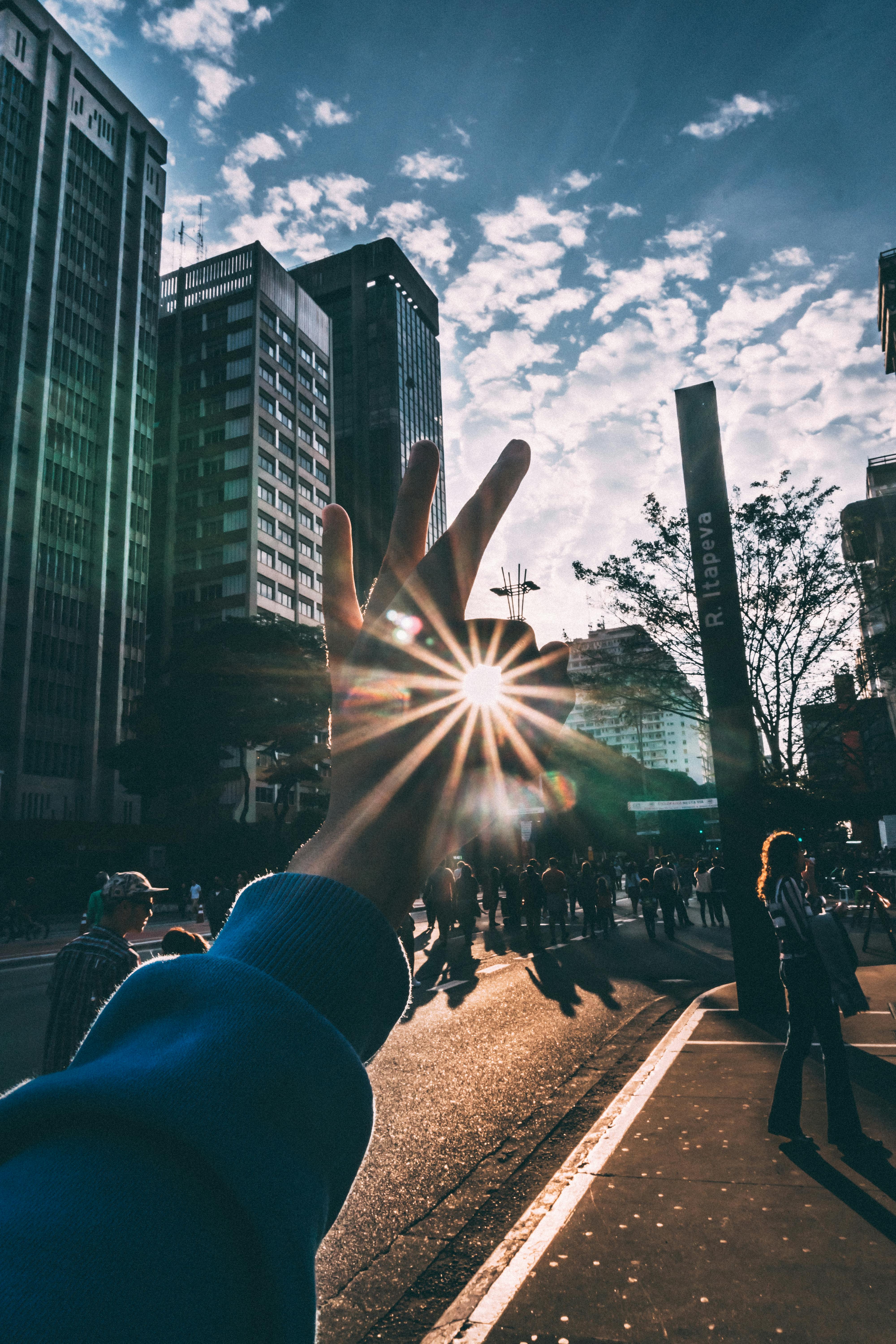 朝阳戏剧性地映照在城市景观上，照亮了摩天大楼和街上的人们