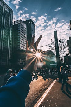 朝阳戏剧性地映照在城市景观上，照亮了摩天大楼和街上的人们