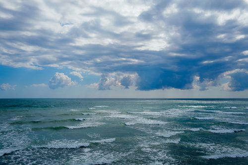 Free Captivating view of ocean waves under a dramatic, cloudy sky. Stock Photo