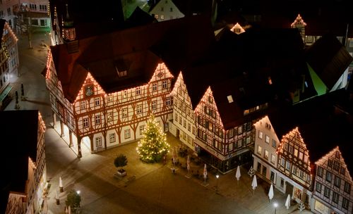 Free Charming half-timbered buildings illuminated in evening with a festive Christmas tree in Bad Urach, Germany. Stock Photo