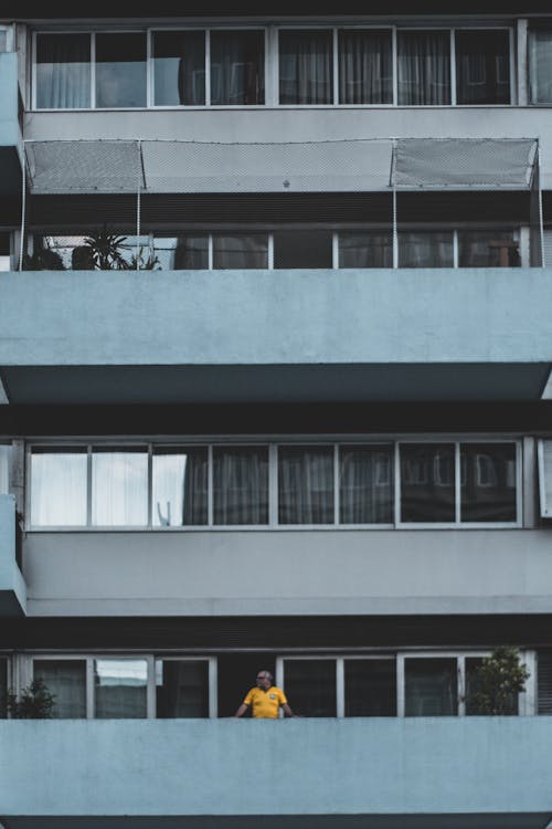 Человек, опирающийся на террасу здания