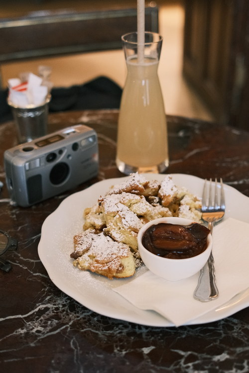 Free Delicious Kaiserschmarrn with plum sauce and lemonade, showcasing traditional Viennese café culture. Stock Photo