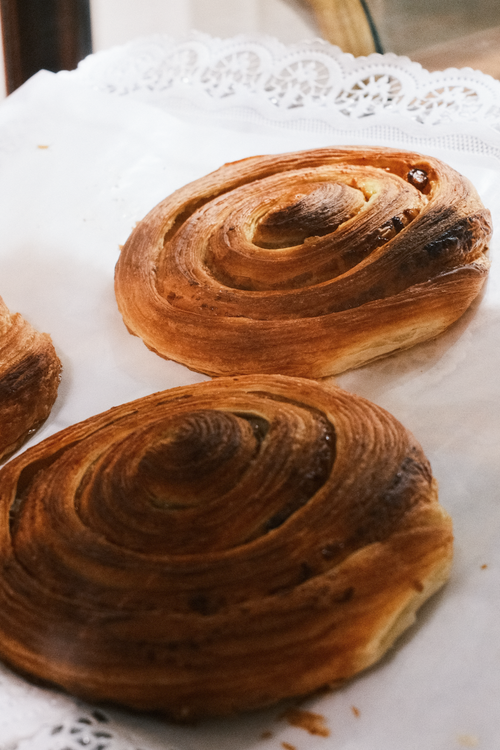 Free Freshly baked Viennese pastries arranged on a tray, showcasing golden-brown swirls and light flaky texture. Stock Photo