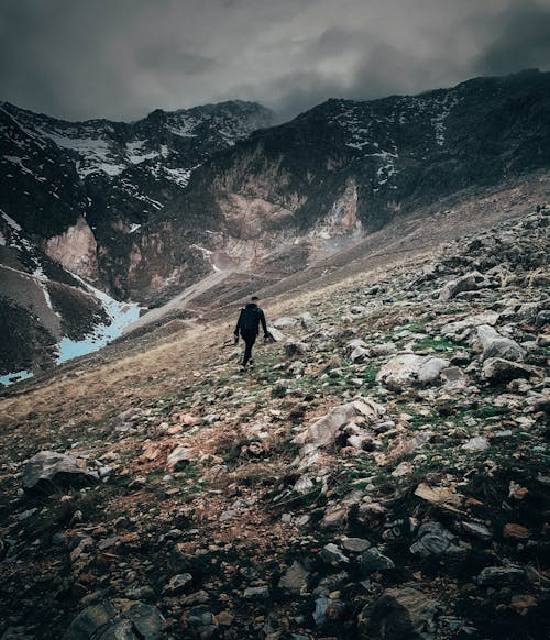 grátis Pessoa Caminhando Na Montanha Rochosa Foto profissional