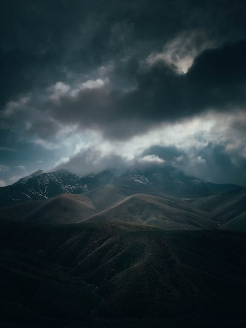 bulutlu, dağ, doğa içeren Ücretsiz stok fotoğraf