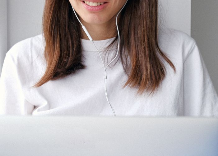 Online dating: starting a conversation on a niche platform