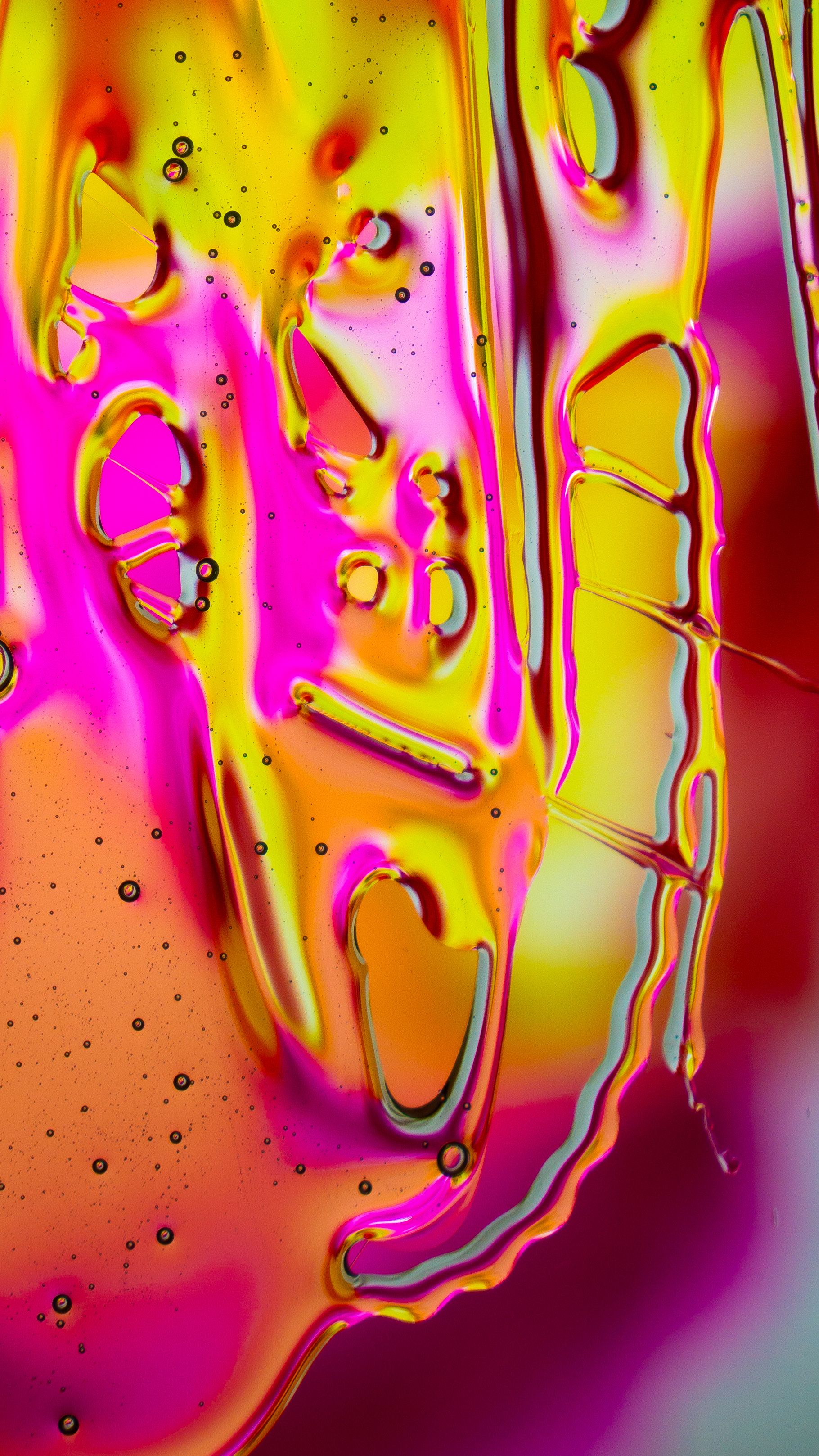 Fotomural Primer plano de una obra de arte líquida de colores vivos con texturas de color rosa brillante y amarillo.