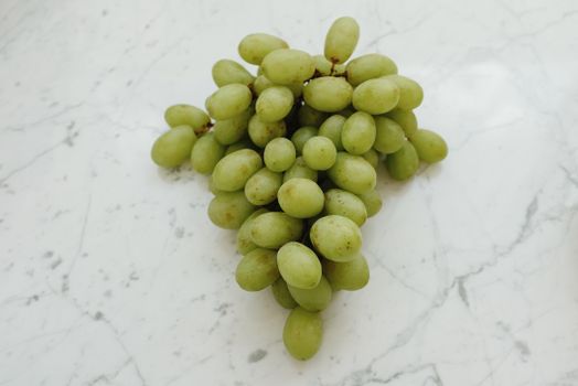 一串绿色葡萄的特写镜头，展现了大理石般的新鲜质感