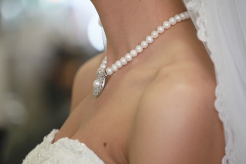 Free Closeup of a bride wearing an elegant pearl necklace, emphasizing timeless beauty and elegance. Stock Photo