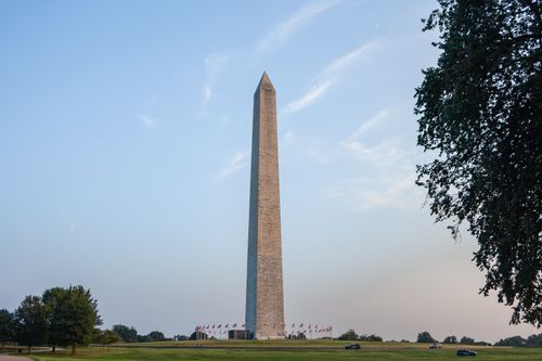 Free A captivating view of the Washington Monument in Washington D.C. with clear skies and lush surroundings. Stock Photo