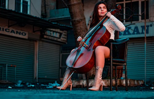Kostnadsfri bild av artist, cello, gata