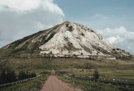 晴朗的蓝天下，戏剧性的山地景观与岩石峰非常适合户外和旅行主题