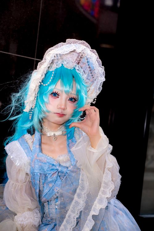 Free Bright and detailed portrait of a person in intricate cosplay attire with vivid blue and white colors. Stock Photo