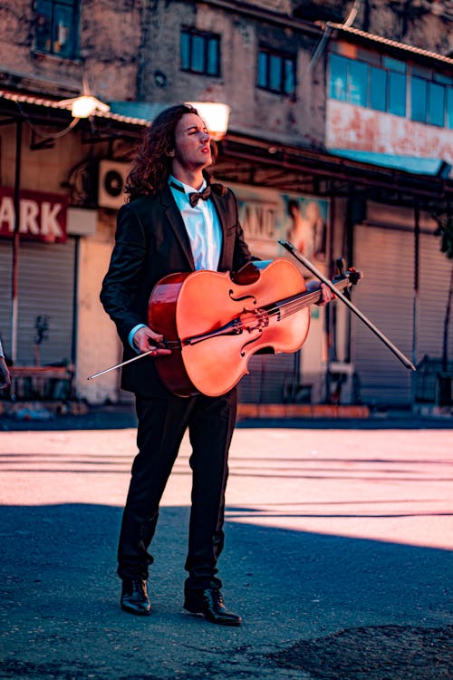 Foto profissional grátis de genç erkek, violoncelo