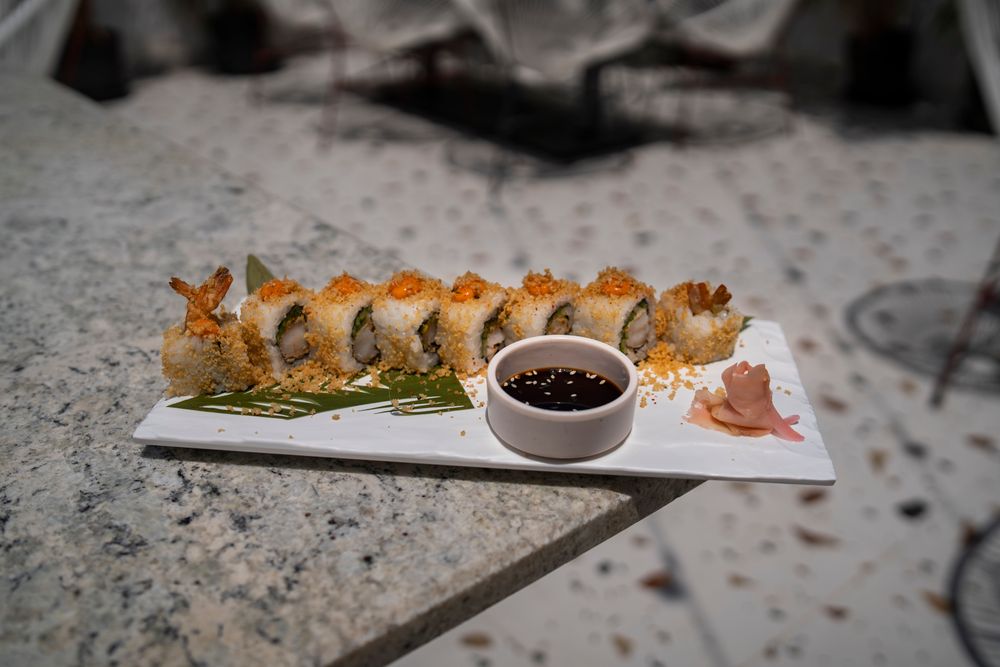 Rolls de sushi con camarón en tempura; fotografía referencial